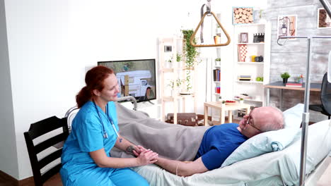 doctora que sostiene la mano de un anciano