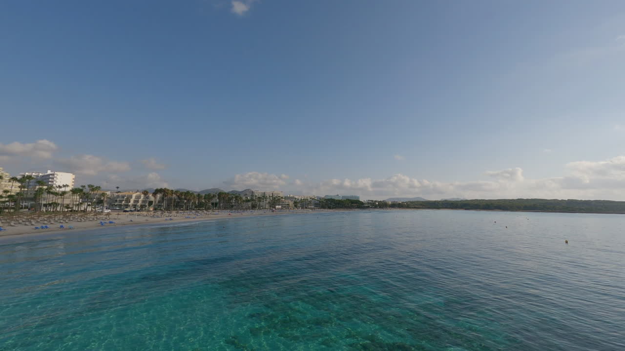bajo vuelo aéreo sobre el claro mar mediterráneo turquesa