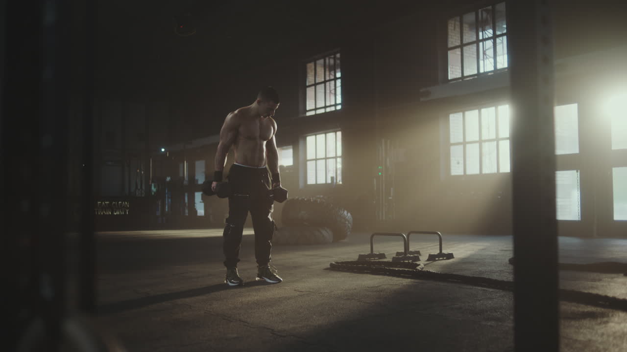 Uomo che si allena con manubri in palestra