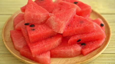 sandía fresca cortada en un plato