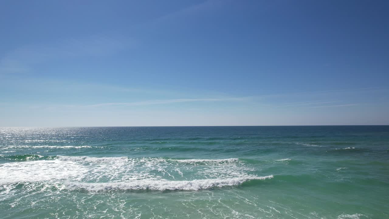 맑고 밝고 화창한 날 멕시코만의 맑은 에메랄드 바다 위를 비행하는 드론