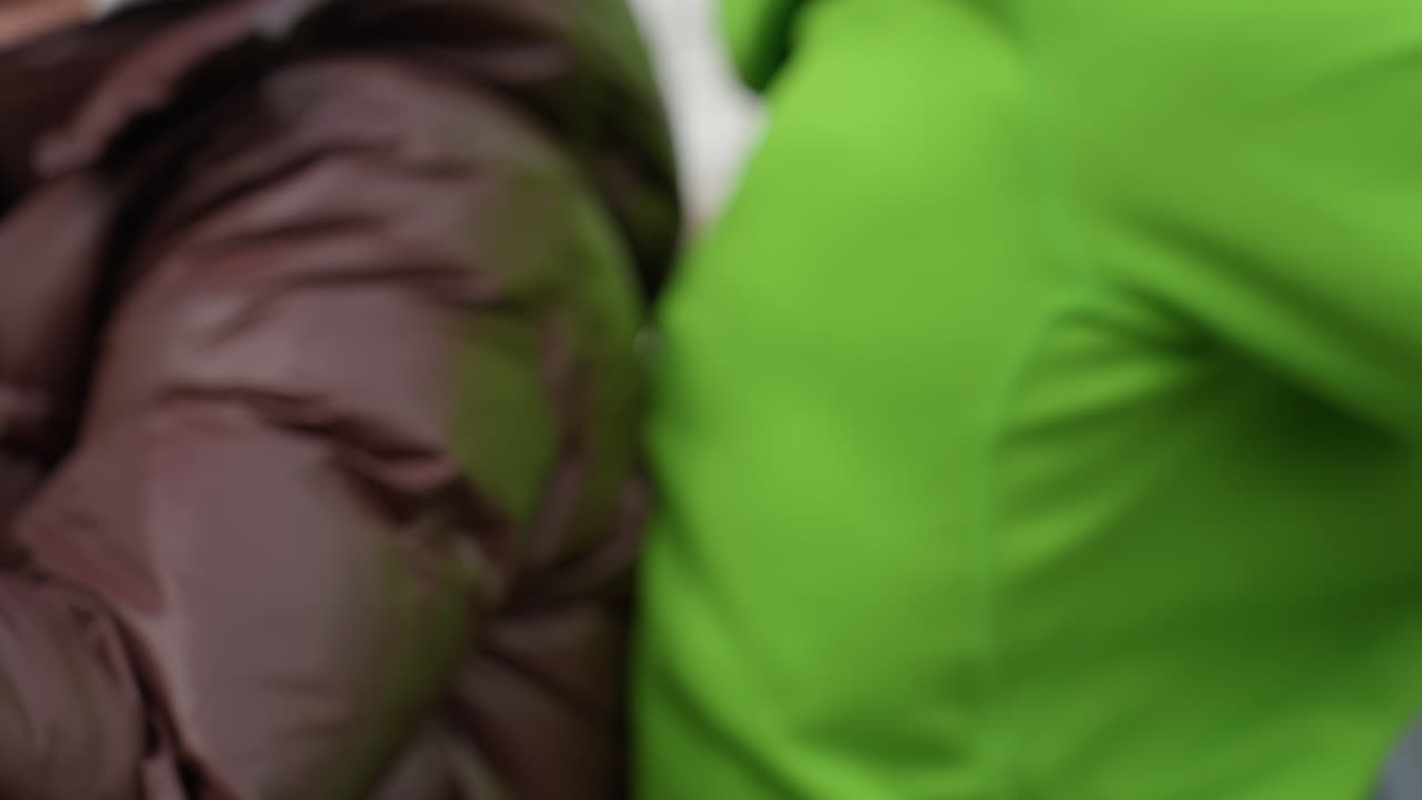 intercambio de recarga manual, vista detallada de unas manos intercambiando una botella durante un descanso al aire libre, toma enfocada de unas manos rellenando una botella con conciencia medioambiental en un entorno natural al aire libre