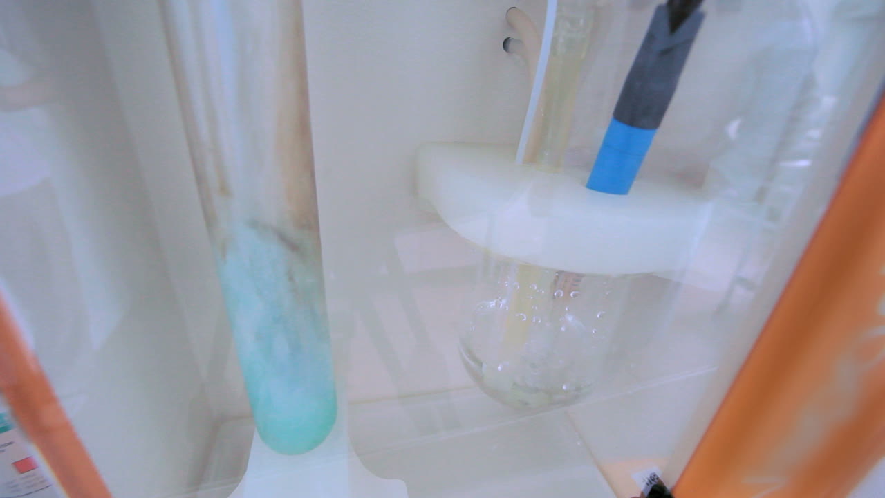 reacción química en el frasco de laboratorio. reactivos químicos. ensayos de laboratorio