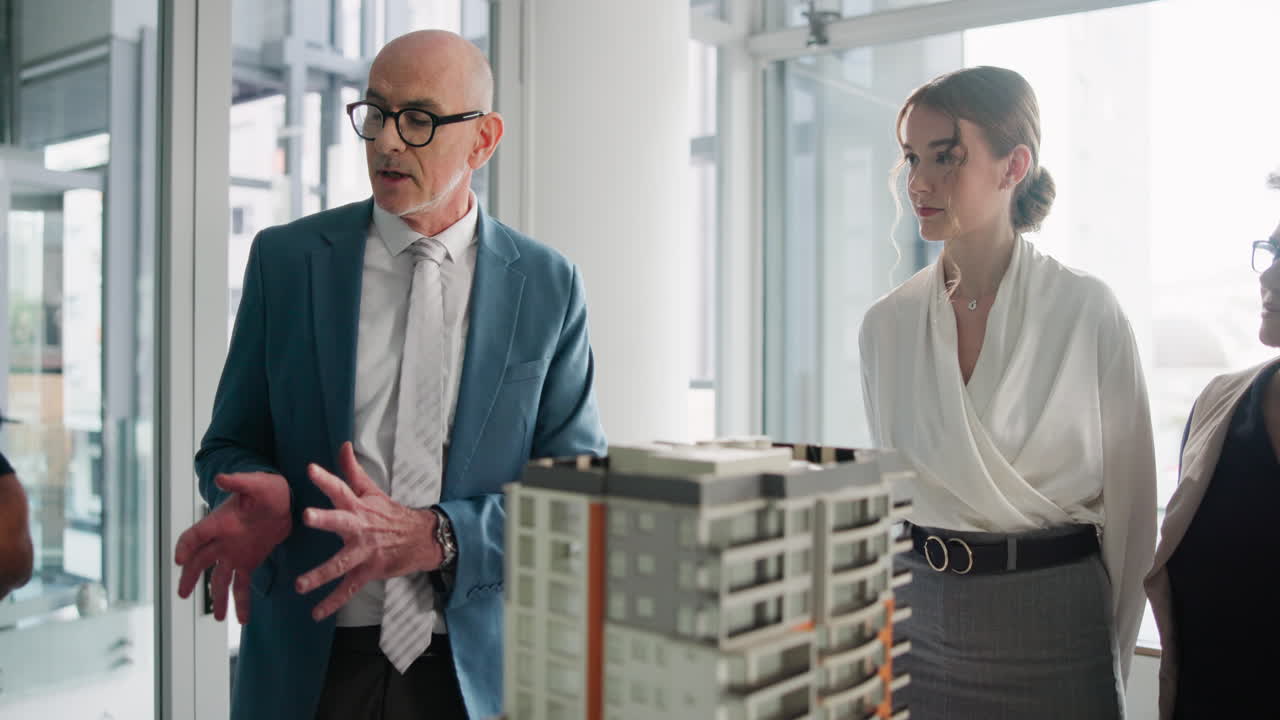 Professionisti che discutono un modello architettonico