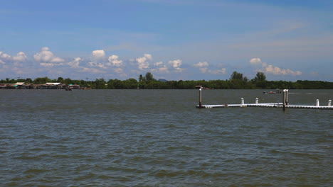 barcos de tailandia en el agua en krabi.