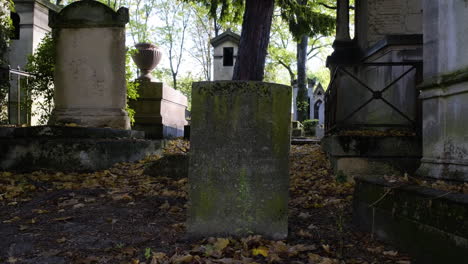 moving-forward-shot-of-a-grave-in-the-Pere-Lachaise-cemetary-in-Paris,-france