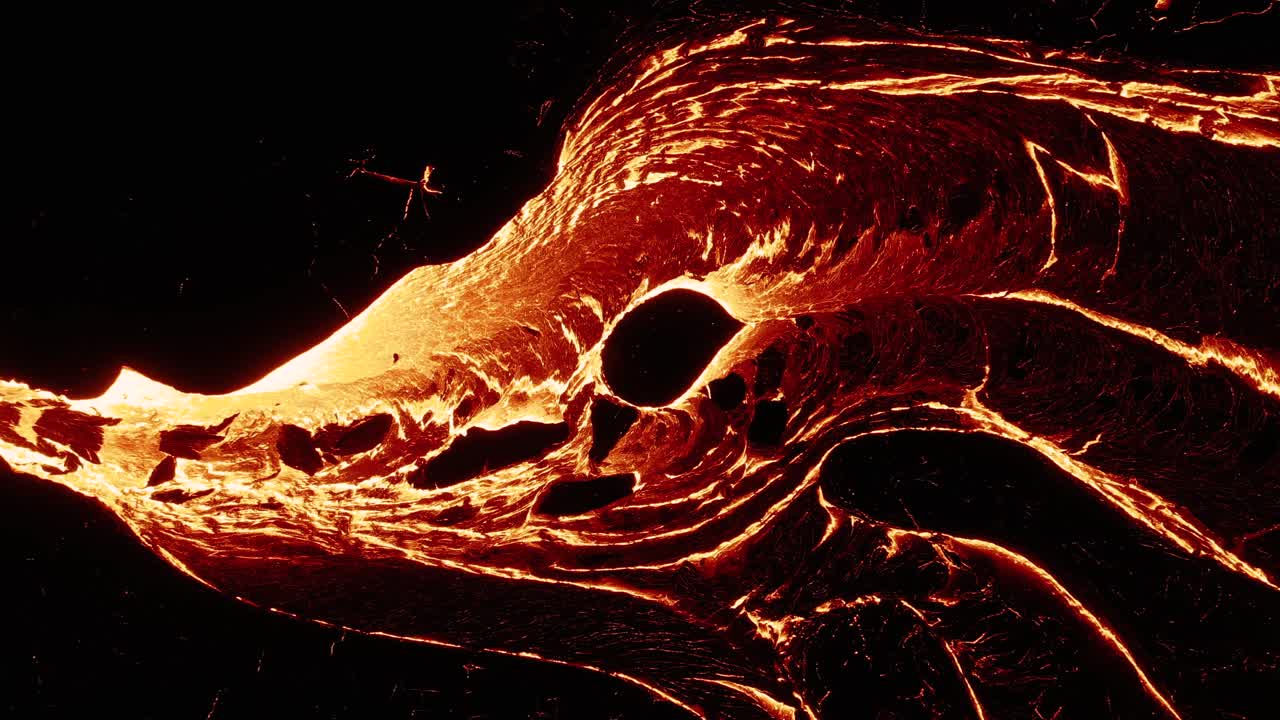 antena de arriba hacia abajo de lava fundida roja que rezuma del volcán efusivo por la noche