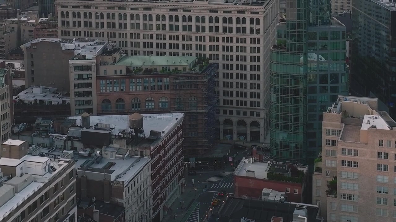 Vedute di edifici e tetti della città di New York durante la sera