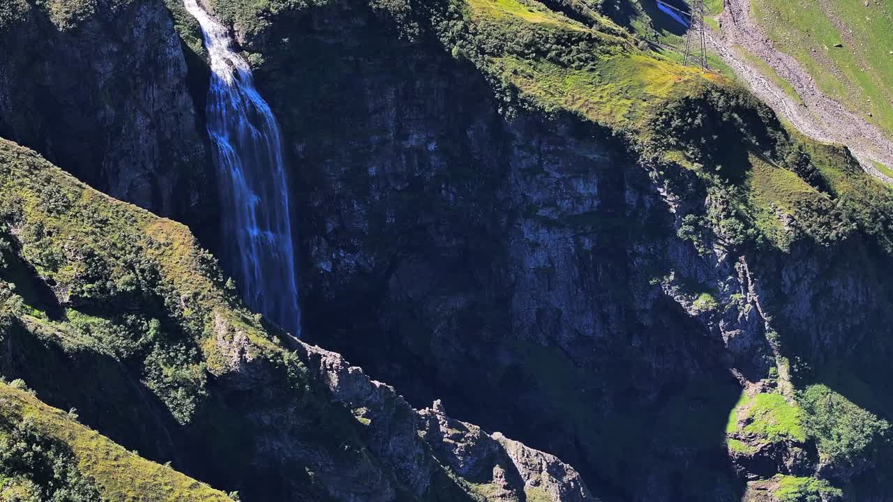 cascada suave estable dinámico avión no tripulado disparado en las montañas