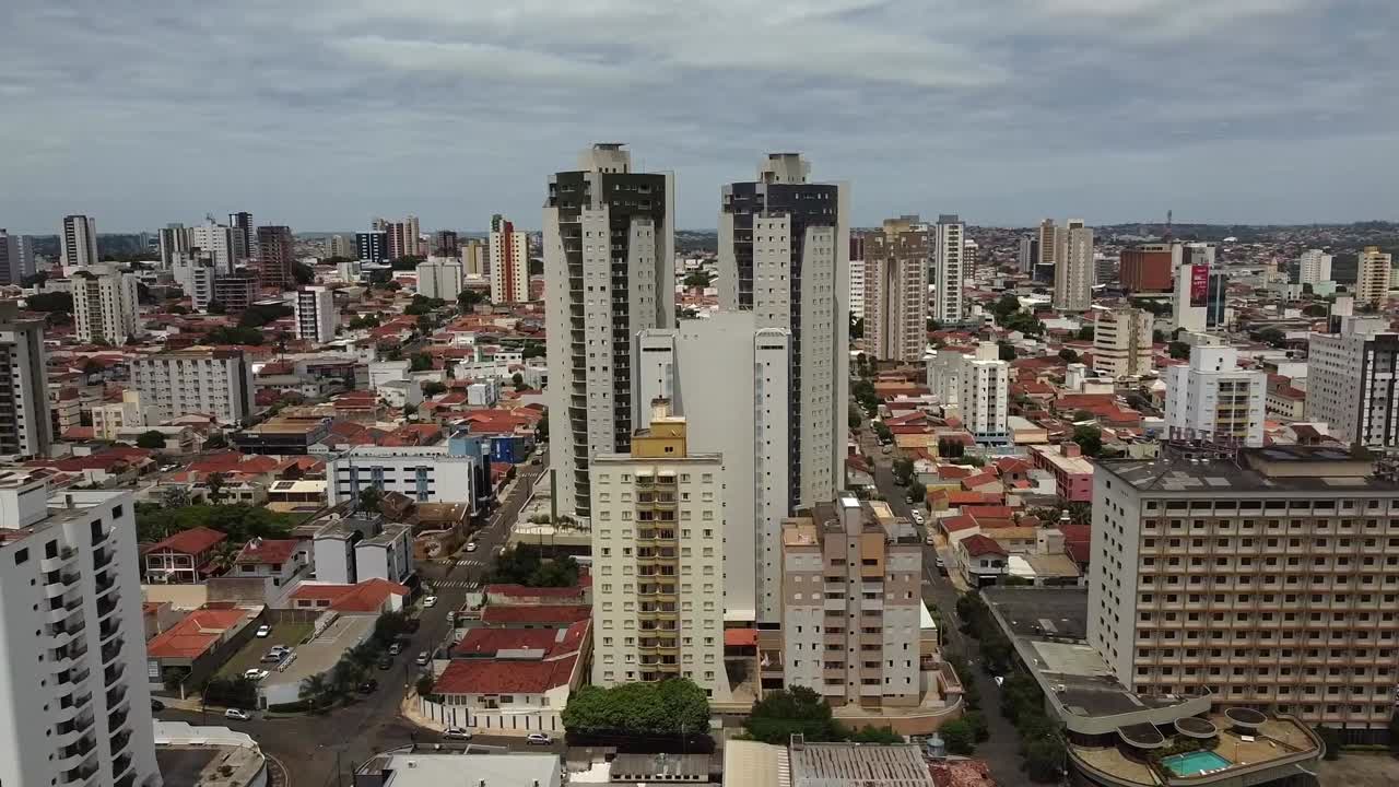 Aérea voando em direção a edifícios residenciais no centro de Bauru, São Paulo, Brasil