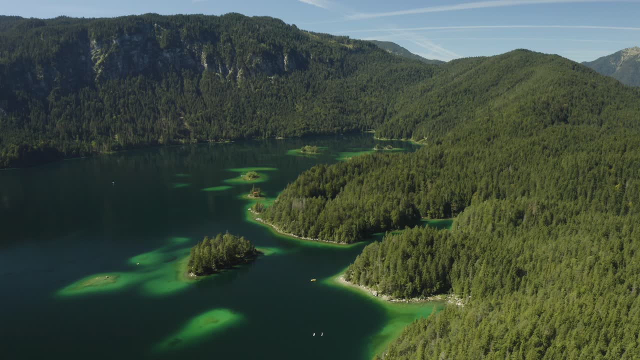 Den fantastiska sjön Eibsee i Tyskland, flygbild filmad med drönare.