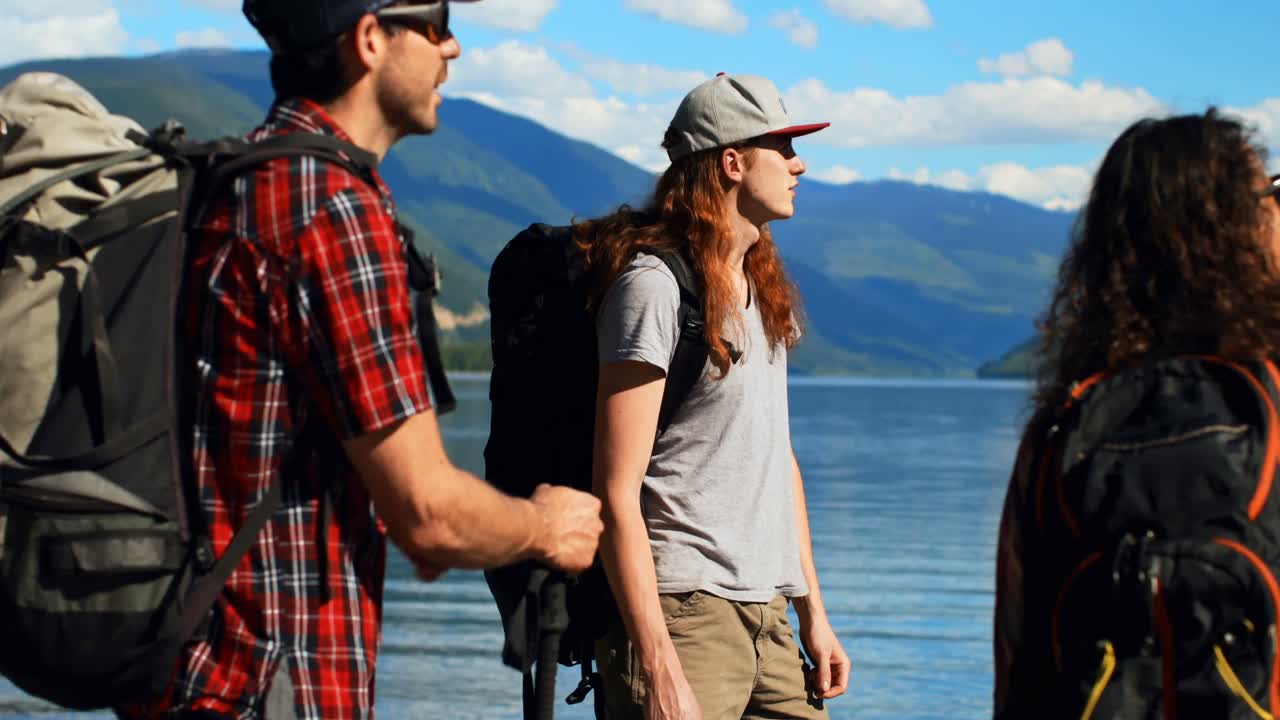 Gruppo di amici che fa escursioni in riva al fiume 4k
