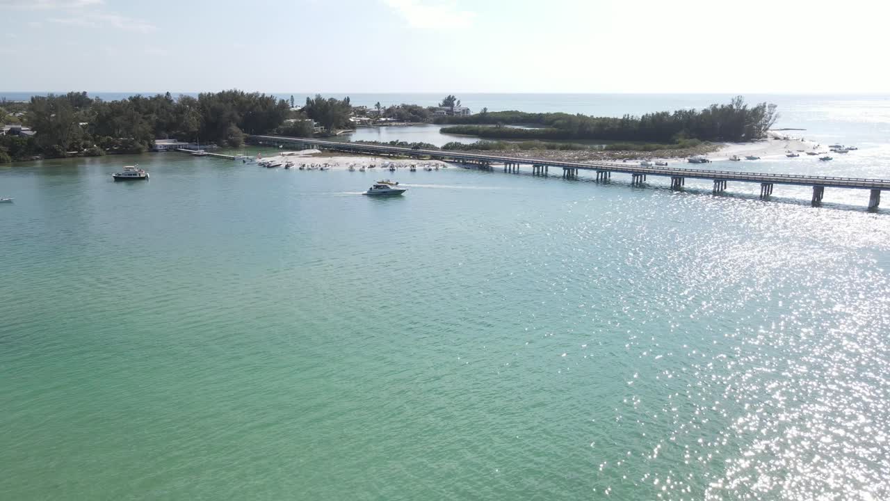 Veduta aerea di gruppi di diportisti che costeggiano le rive a Longboat Pass a Sarasota, Florida.