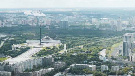 vista aérea de la ciudad de moscú y un complejo conmemorativo