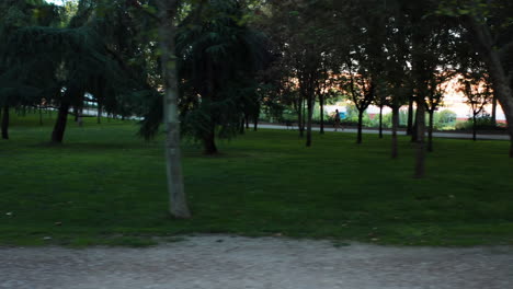 Toma-Panorámica-Izquierda-De-Una-Mujer-Con-Máscara-Corriendo-En-El-Parque-Enrique-Tierno-Galván