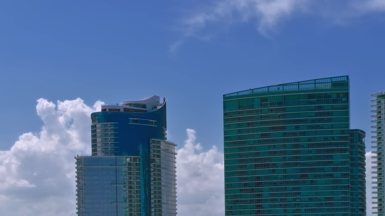 Vista di edifici a Miami, USA, sotto un cielo azzurro e sereno.