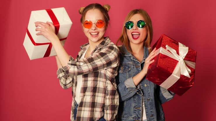 due amici felici che festeggiano con regali