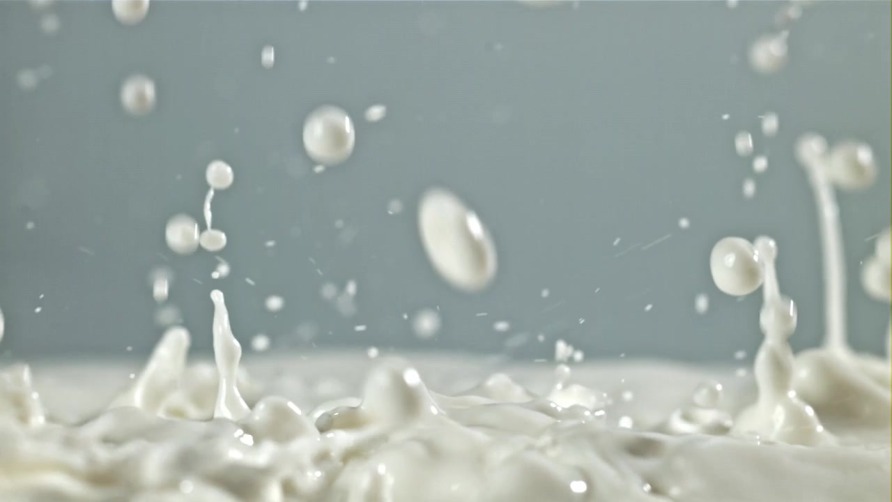 新鮮な白い牛乳のダイナミックなスローモーションの飛沫
