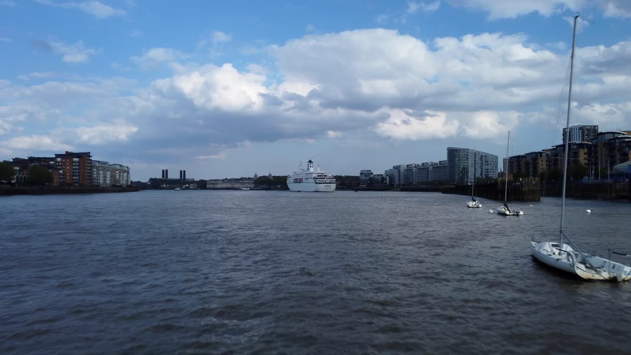 disparo de drones volando a baja altura sobre el río támesis con barco y barco en londres