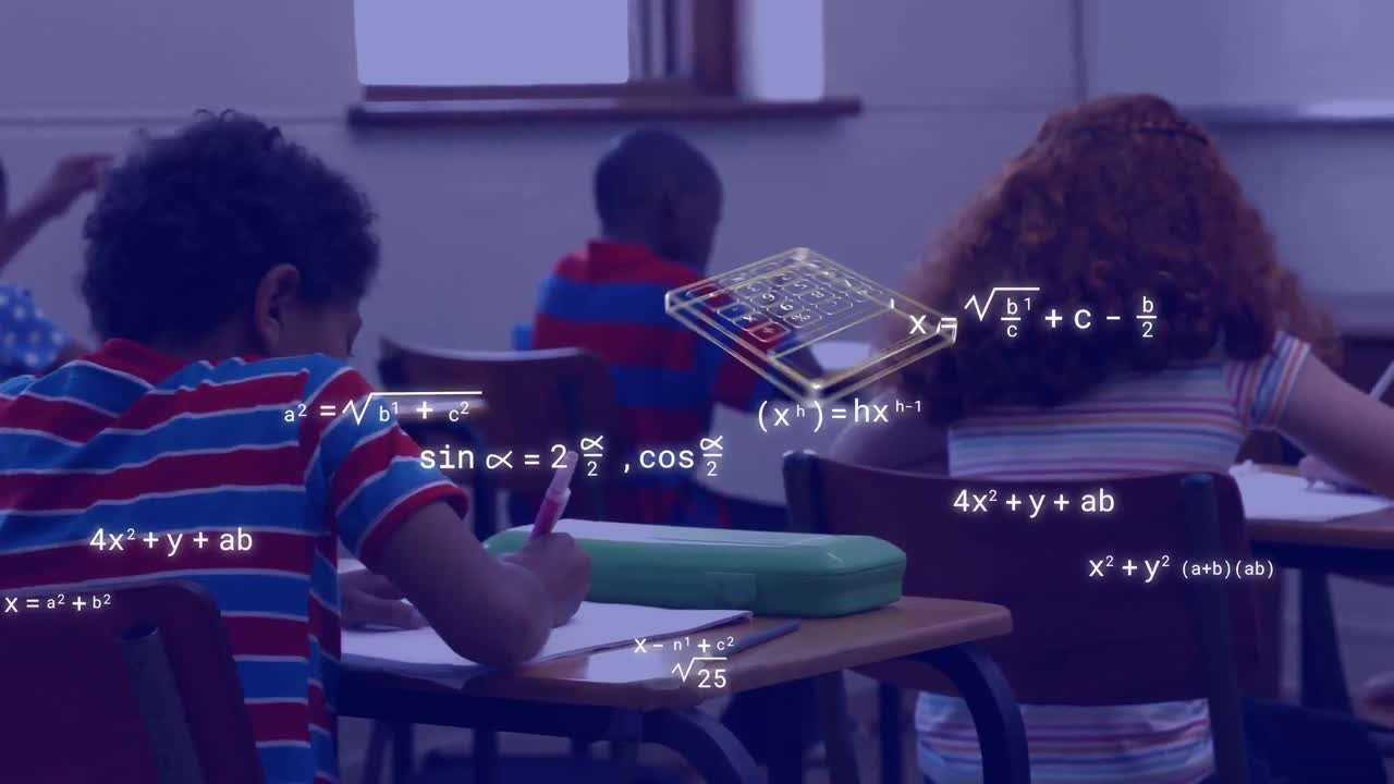 animación de iconos y ecuaciones matemáticas sobre niños de escuela en el aula