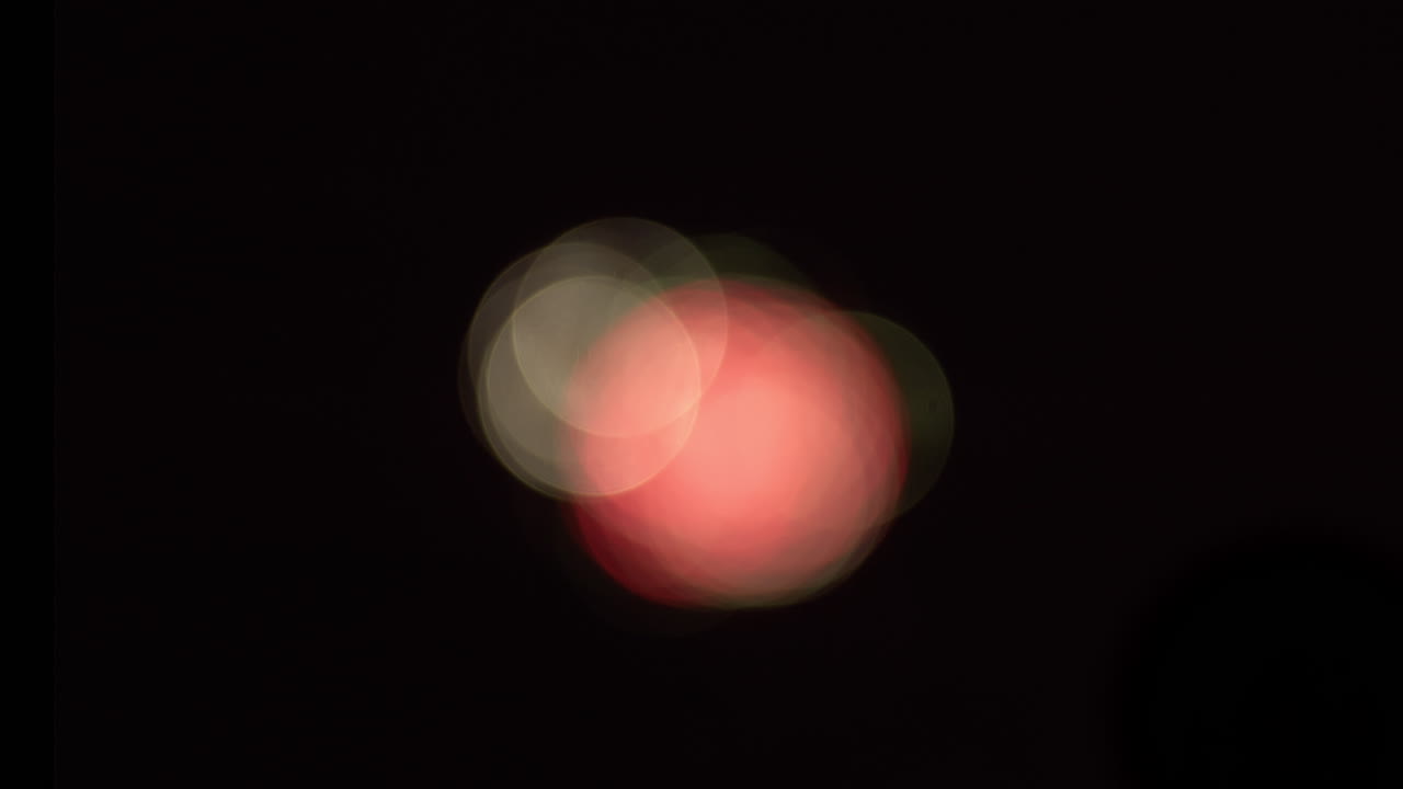 toma amplia de patrones bokeh creados por fuegos artificiales fuera de foco en la distancia