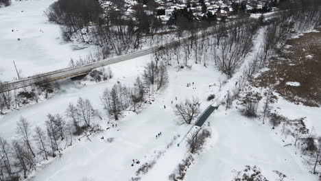 Antena-De-Patinadores-Sobre-Hielo-En-Richardson-Creek,-Sendero-De-La-Cinta-Verde,-St-Catharines,-Ontario,-Canadá