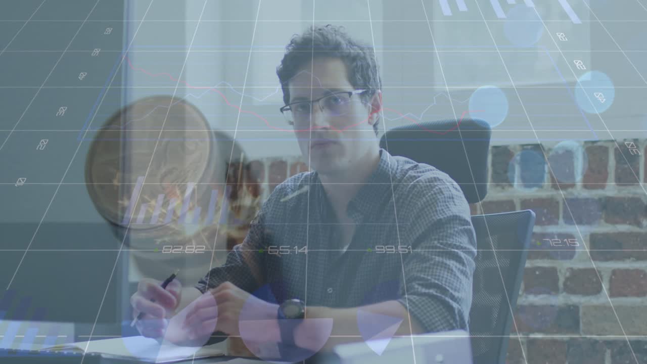 animación del procesamiento de datos sobre el empresario caucásico en la oficina