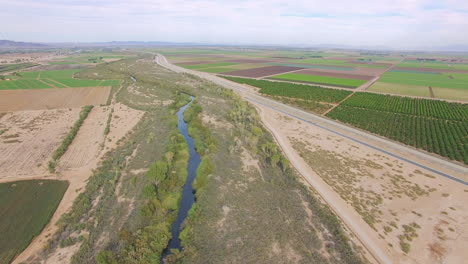 Aerial-view-traveling-north-along-the-US-Mexico-border