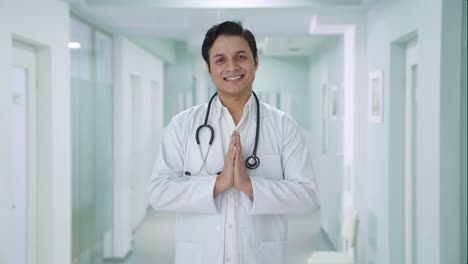 Fröhlicher-Indischer-Arzt,-Der-Namaste-Macht-Und-Grüßt