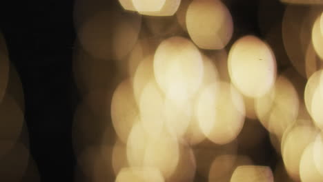 video de puntos de luz bokeh amarillos parpadeantes con espacio de copia