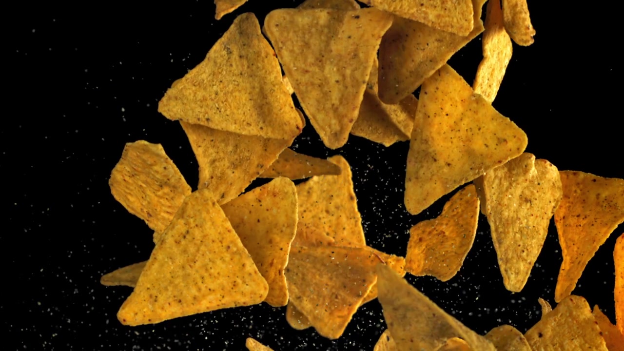 Tortilla chips che volano e cadono al rallentatore