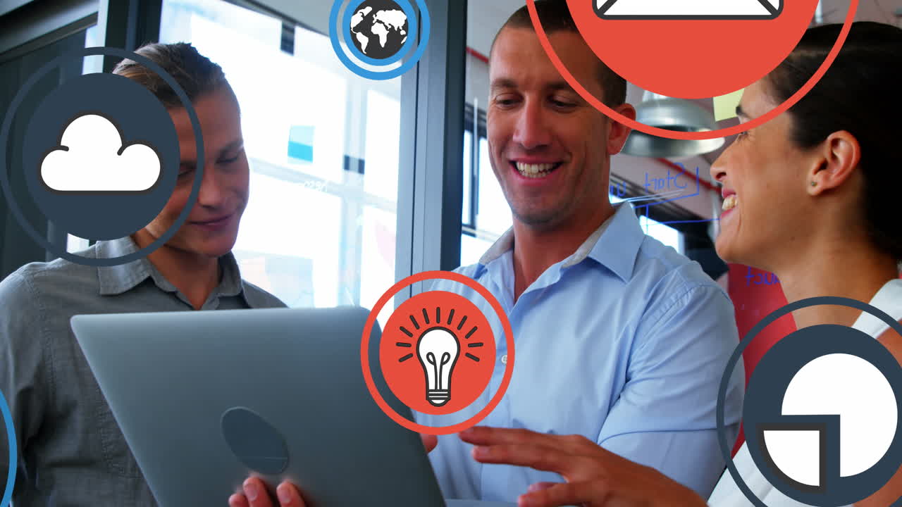 animación de múltiples iconos sobre diversos compañeros de trabajo de pie y discutiendo informes en la computadora portátil