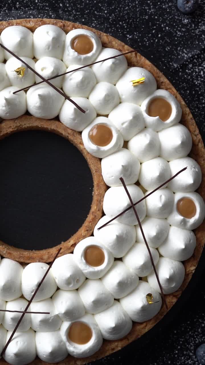 초콜릿과 크림이 있는 캐러멜 케이크의 모습, 하이 앵글 샷