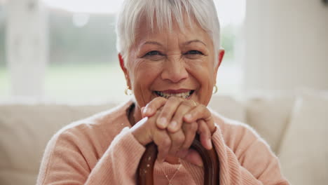 ältere-Menschen,-Frau-Und-Gesicht-Mit-Lächeln-Beim-Gehen