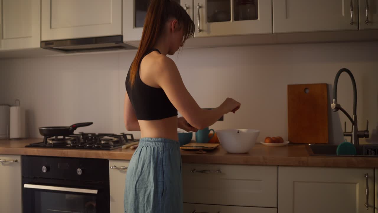 Donna che cucina in cucina