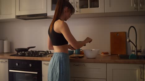 mujer cocinando en una cocina