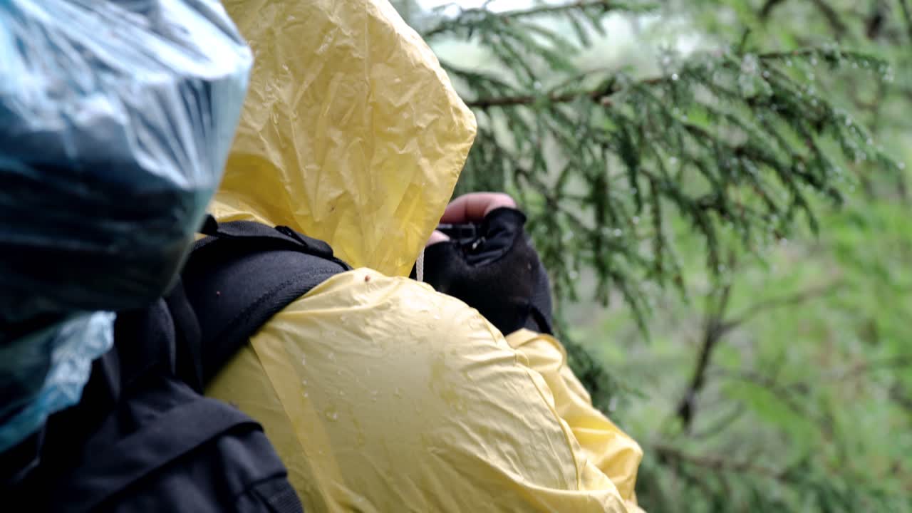 excursionista tomando fotos bajo la lluvia