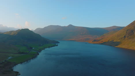 Crummock-Water-Distrito-De-Los-Lagos-Parque-Nacional-De-La-Unesco,-Amanecer-Aéreo-Empujar-Hacia-Adelante-En-Altitud-Sobre-El-Lago-Con-Montañas-Moteadas-Por-El-Sol-Mavic-3-Cine-Prores-422---Clip-4