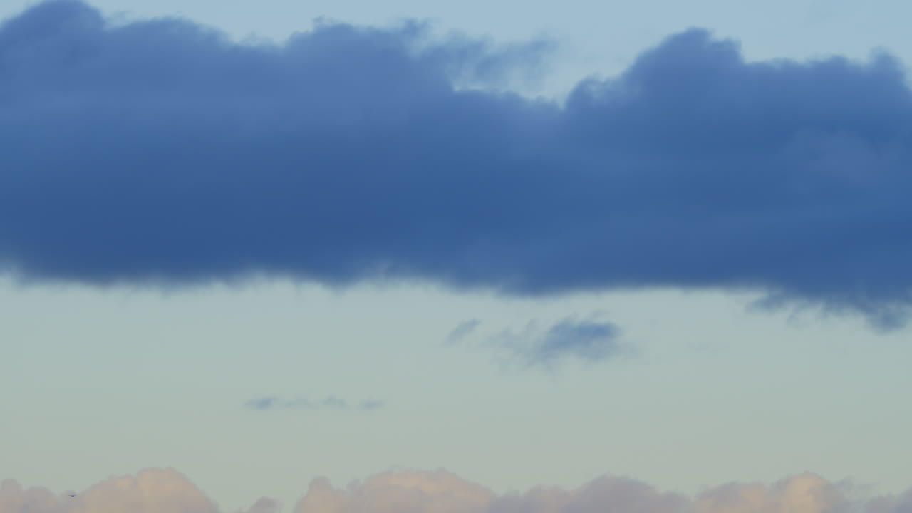 статические пушистые облака, движущиеся по яркому дневному небу, идеально подходят для живописной природы с синим фиолетовым оттенком