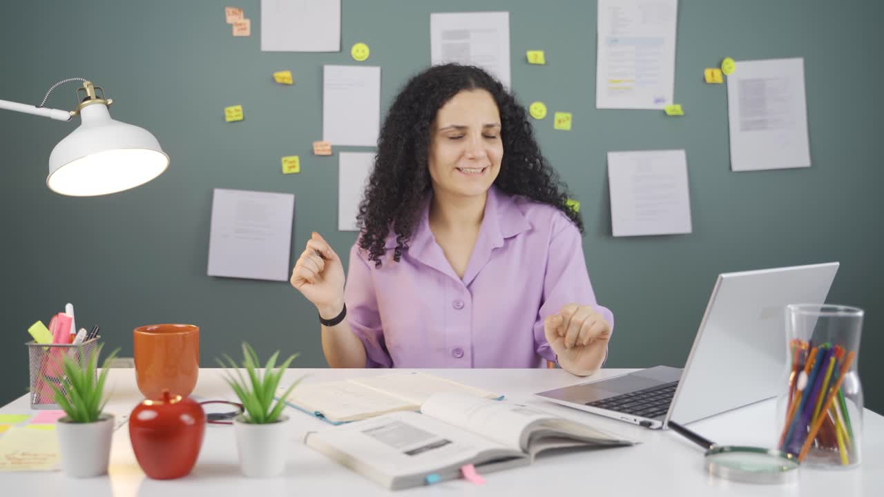 una estudiante feliz bailando.