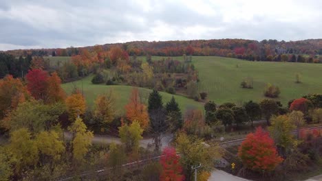 Aerial-Shot-Of-Beautiful-Fall-Foliage-Colours-In-Ontario,-Canada