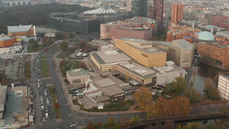 Aufklappen-Des-Modernen-Geschäftsviertels,-Hohe-Gebäude-In-Der-Nähe-Des-Potsdamer-Platzes.-Luftpanoramablick-Auf-Die-Stadt.-Berlin,-Deutschland