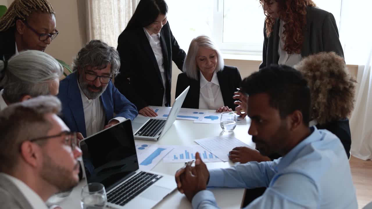 Gens d'affaires multiraciaux travaillant dans un bureau de banque - Concept de réunion et de startup