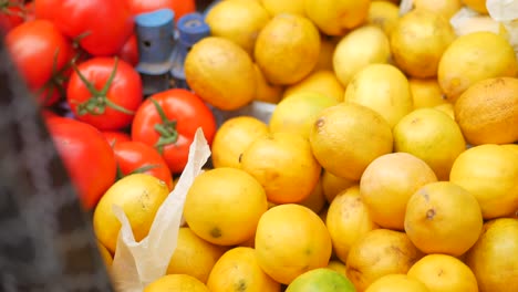 mujer comprando naranjas en un mercado