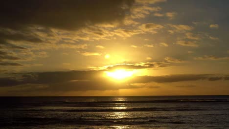 puesta de sol sobre el océano en hawaii