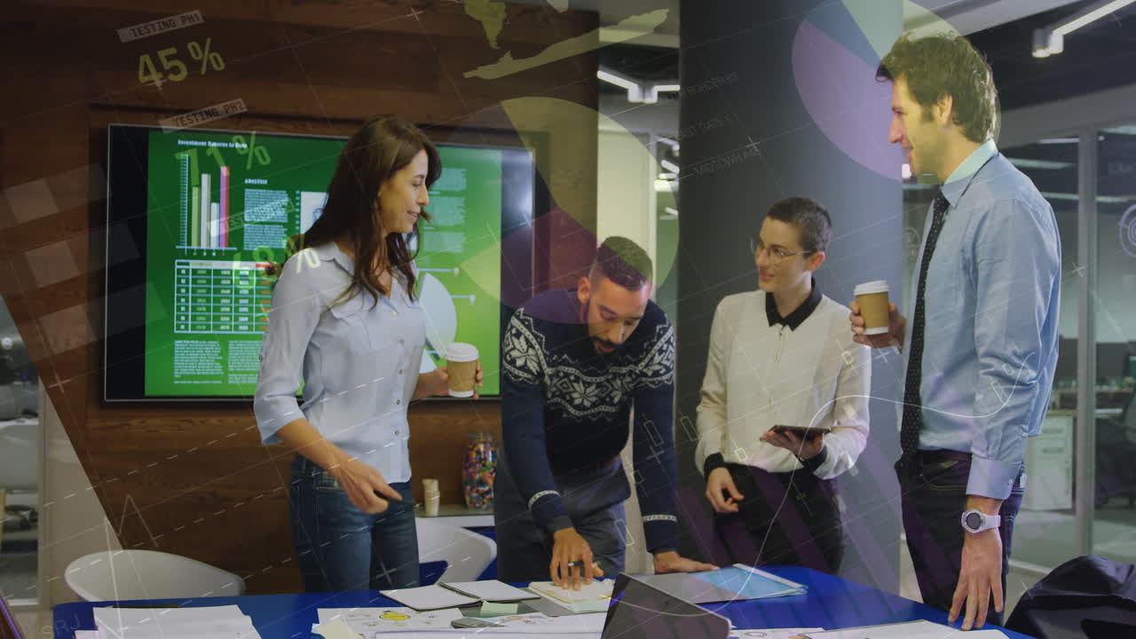 animação do processamento de dados financeiros sobre diversos empresários no escritório