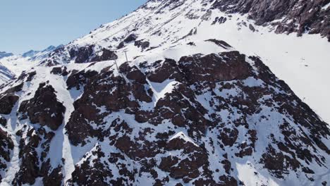 cumbres de las montañas de los andes en la estación de esquí de portillo, chile, sudamérica