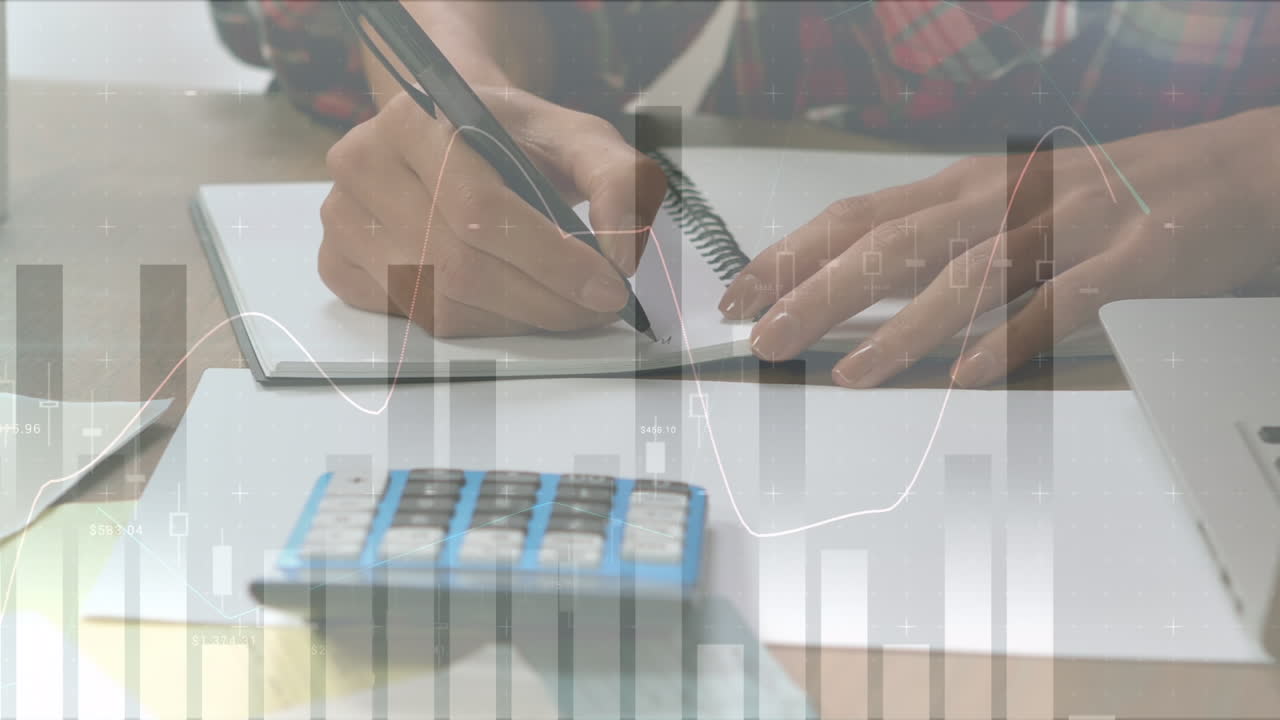 animación del procesamiento de datos sobre la escritura de una mujer de negocios caucásica