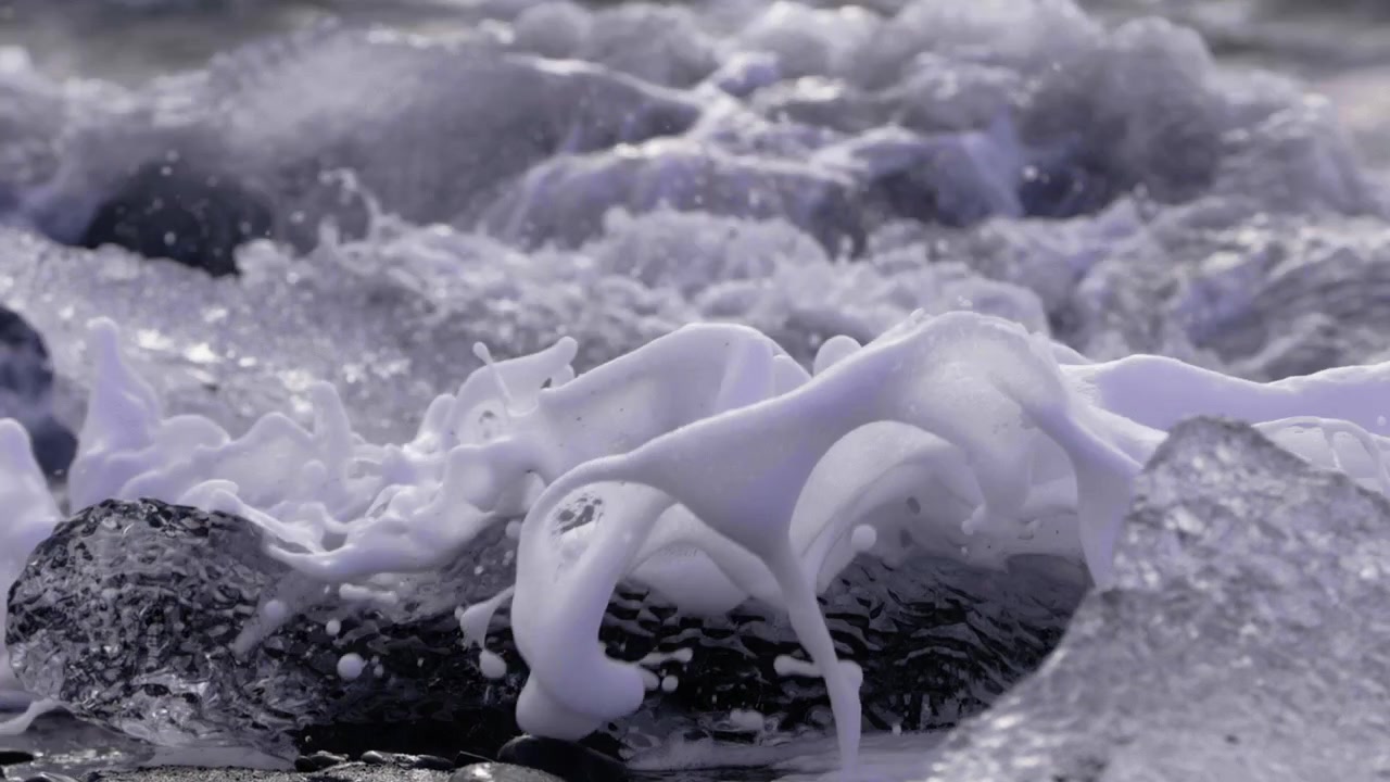 Islande, ralenti de vagues océaniques à Diamond Beach.