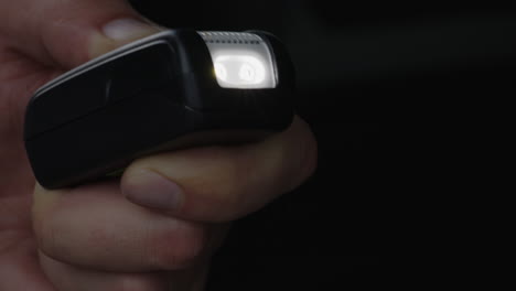 primer plano de encender y apagar la linterna de emergencia de un automóvil